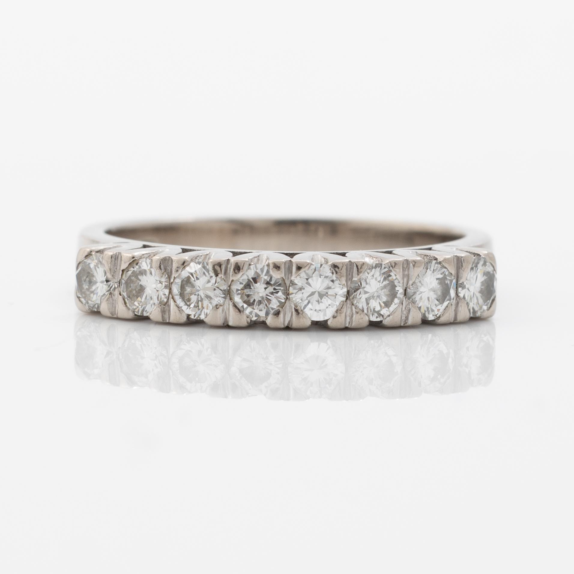 Ring in 18K white gold with brilliant-cut diamonds.