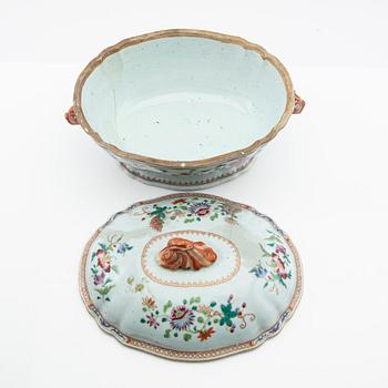 Terrin med lock, kompaniporslin. Qingdynastin, Qianlong (1736-95).