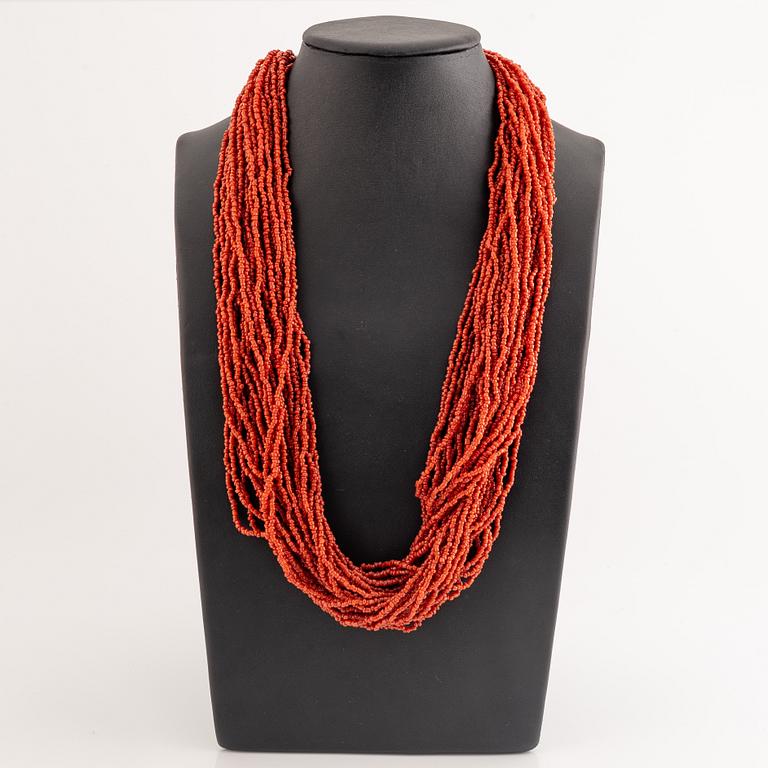 Collier, flerradigt med korall.