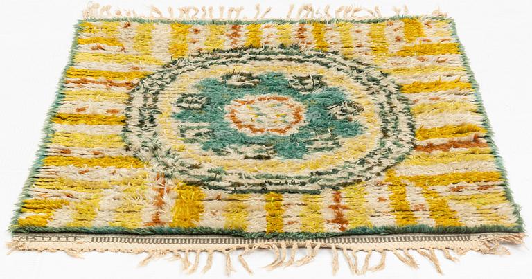 Ann-Mari Lindbom, gift Forsberg, a carpet, "Bladrosett", knotted pile, ca 98  x 100 cm. Signed AB MMF AML.