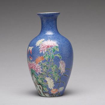 A Chinese sgrafitto vase, Republik, 20th Century.