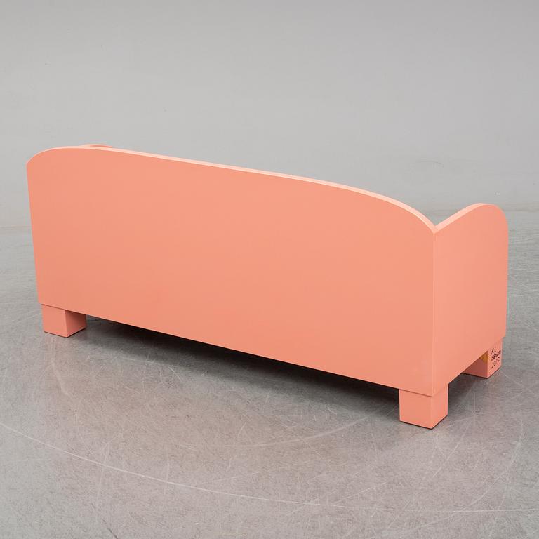 Marie-Louise Ekman, bänk/soffa, utförd till Marie-Louise Ekmans utställning på Moderna Museet, Stockholm 2017.