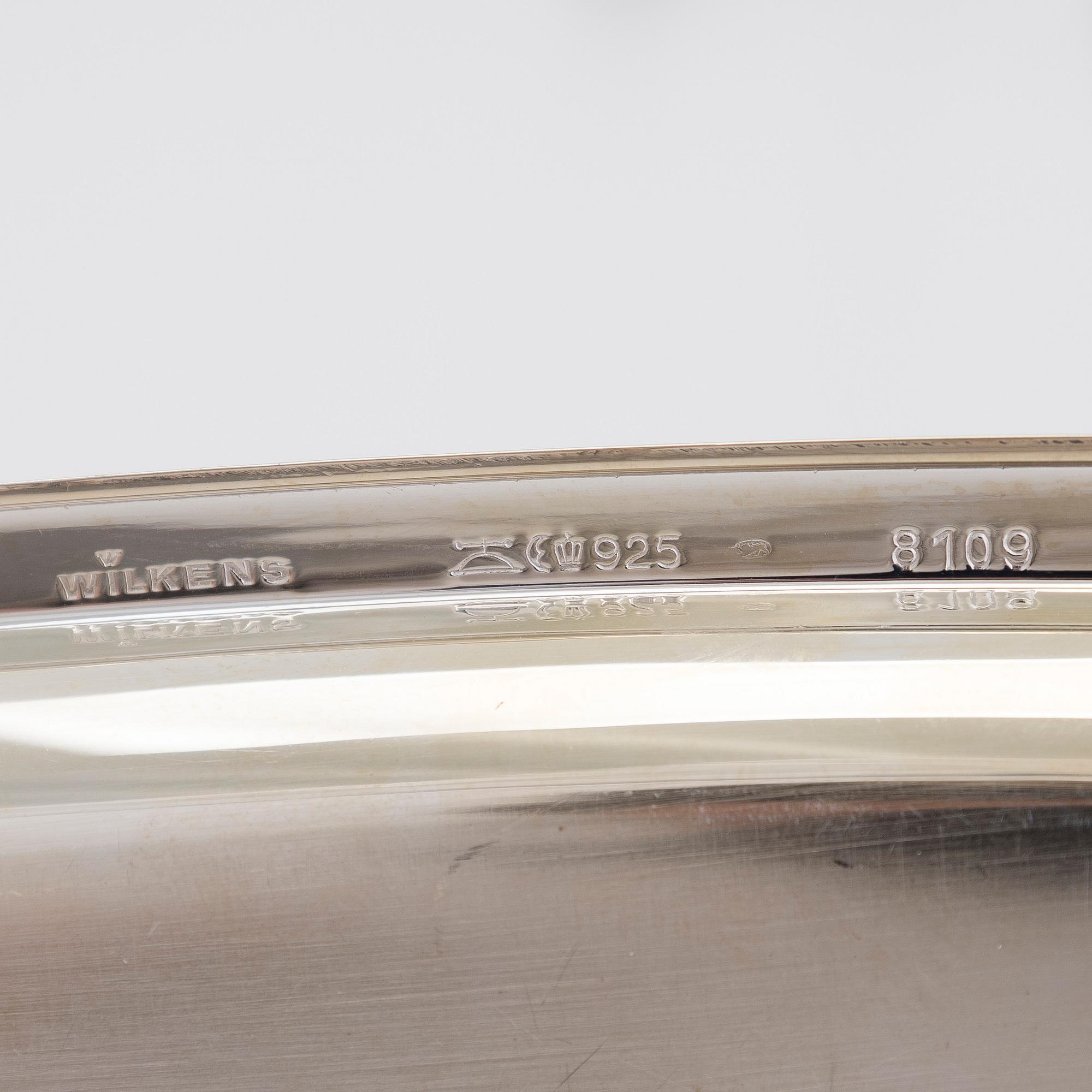 Fat, 2 st, silver, Italien och Tyskland, samt skål och ett par saltskedar, England, 1900-talets senare hälft.