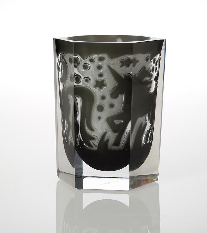An Olle Alberius ariel 'Enhörning/The unicorn' glass vase, Orrefors Gallery 1988.