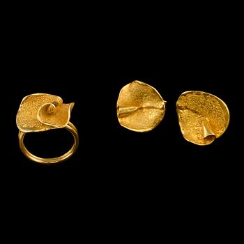 306. Lotta Orkomies, A PAIR OF EARRINGS AND A RING, gold 18K, A. Tillander 1972. Weight 12,6 g.
