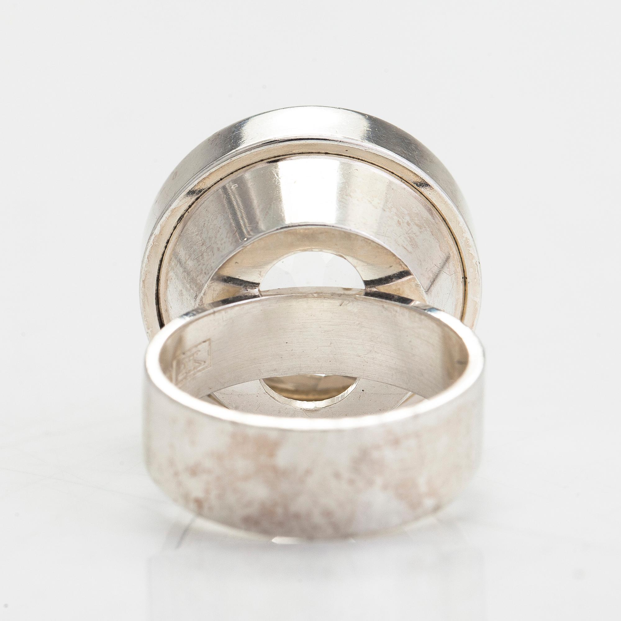 Elis Kauppi, Ring, silver och bergskristall. Kupittaan kulta, Åbo 1964.