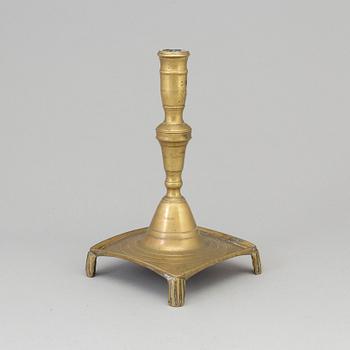 A 17TH CENTURY BRONZE CANDLESTICK.