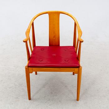 Hans J Wegner, karmstol "Kina-stolen" för Fritz Hansen, Danmark, daterad 1994.