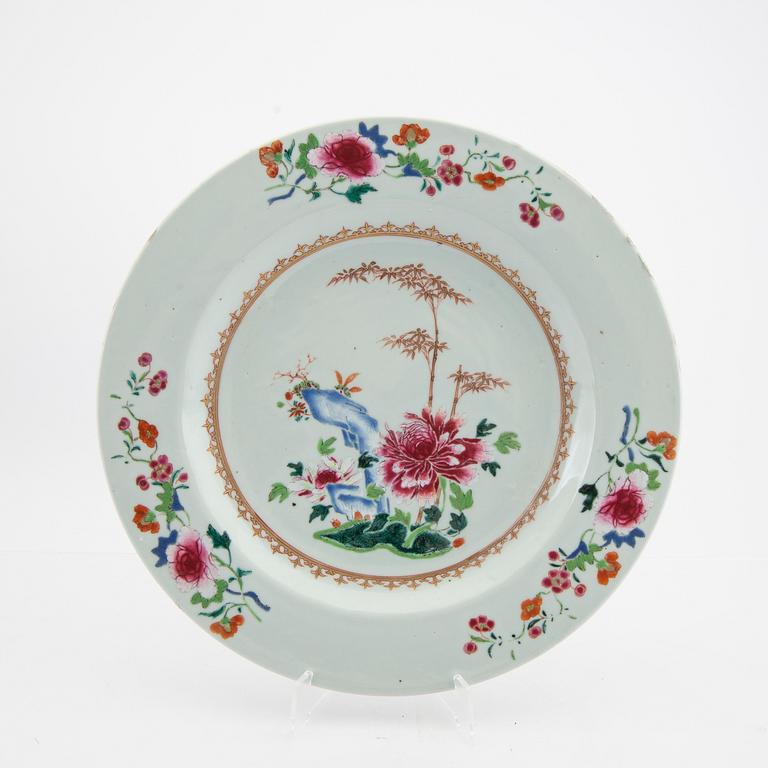 A Chinese Qianlong famille rose porcelain plate.