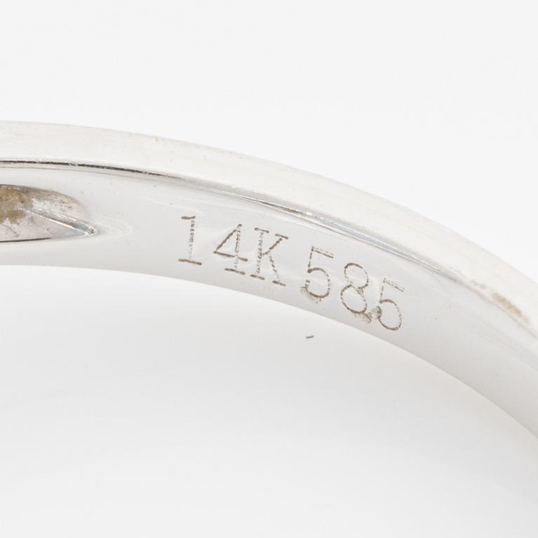 Ring, vitguld med topaser och små briljantslipade diamanter.