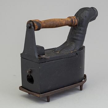 STRYKJÄRN PÅ STÄLL, gjutjärn, Husqvarna, 1800-tal.