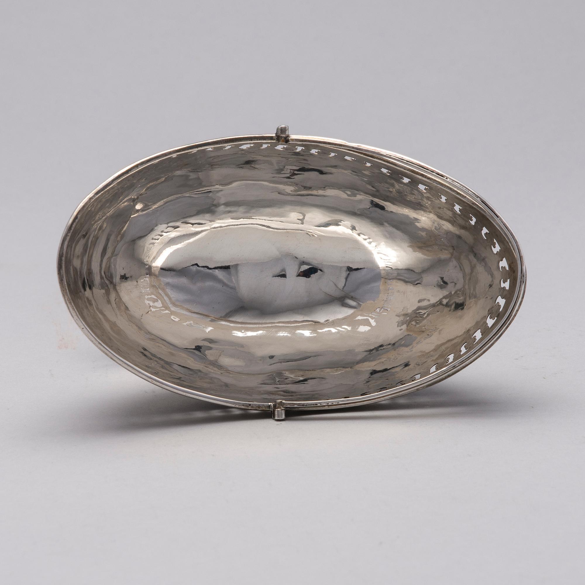 BONBONJÄR, sterlingsilver, London 1885. Vikt 184 g.