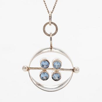 Elis Kauppi, hänge, silver och syntetiska spineller, Kupittaan Kulta, Åbo 1966.