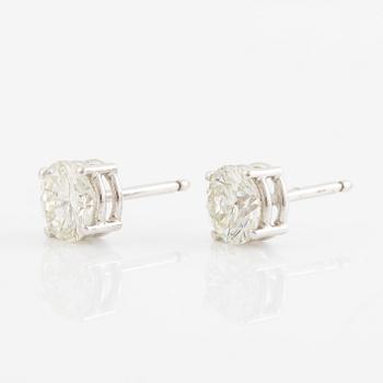 A pair of earrings in 18K gold set with round brilliant-cut diamonds.