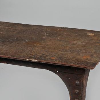 TRÄDGÅRDSBORD, Frankrike, 2000-tal.