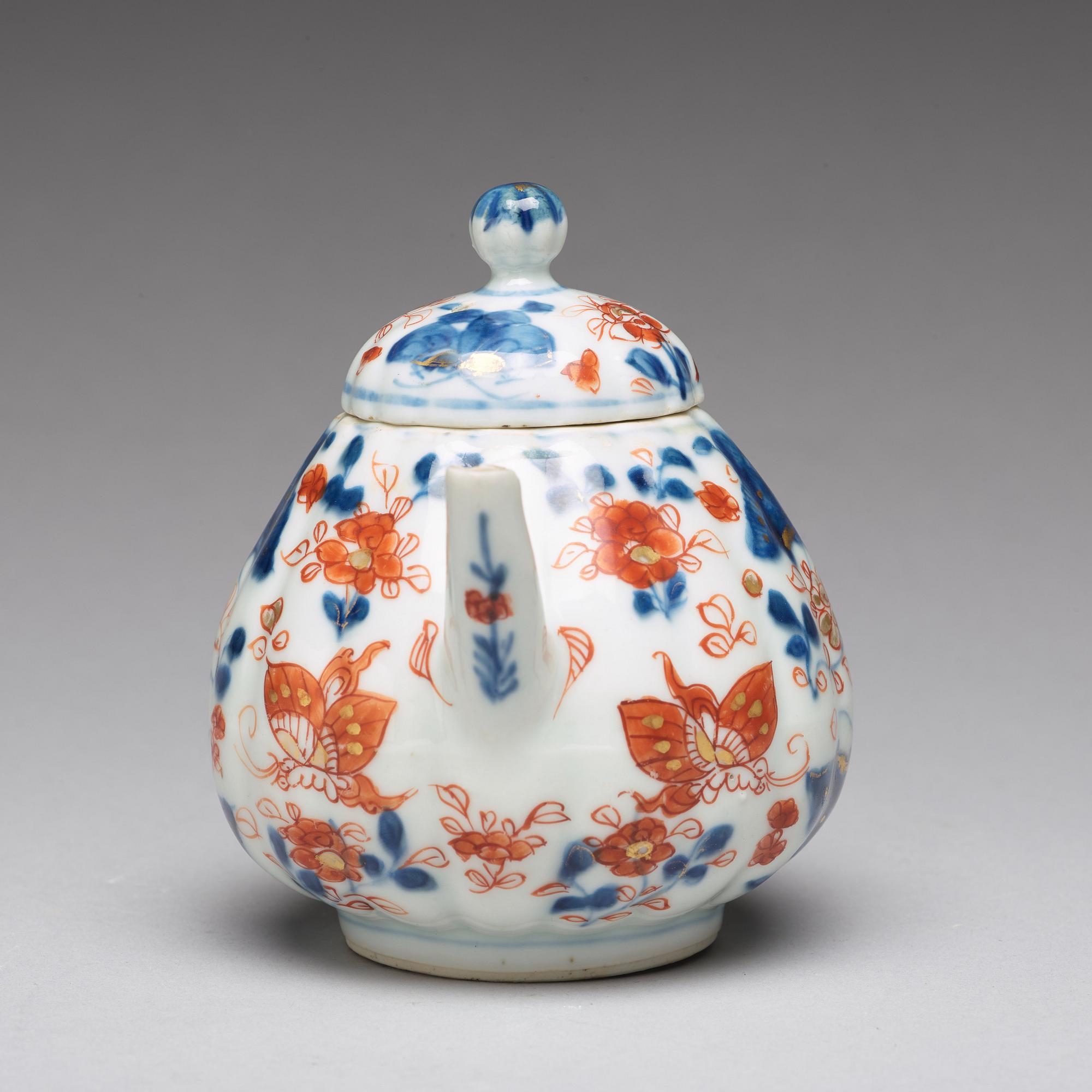 An imari tea pot with cover, Qing dynasty, 18th Century.
