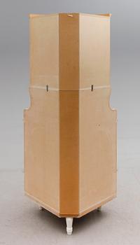 HÖRNSKÅP, gustaviansk stil, 1900-talets andra hälft.