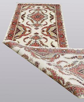 A runner carpet, Tabriz, part silk approx 50 radj, 307 x 85 cm.