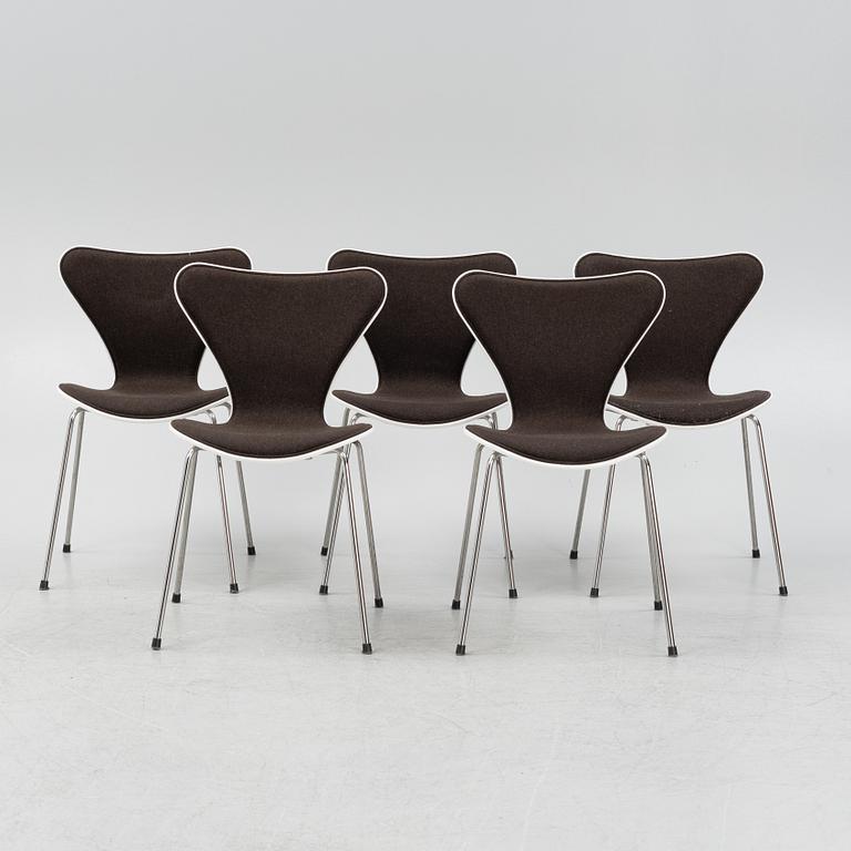 Arne Jacobsen, a set of five 'Series 7' chairs, Fritz Hansen 2013.