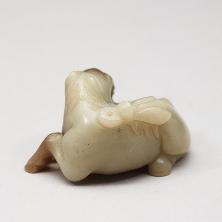 A nephrite figure of a recumbent horse, Qing dynasty (1644-1912).