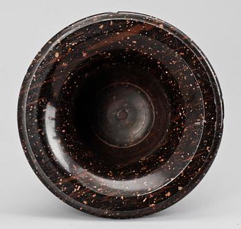 URNA, porfyr, Älvdalen, 1800-talets första hälft.