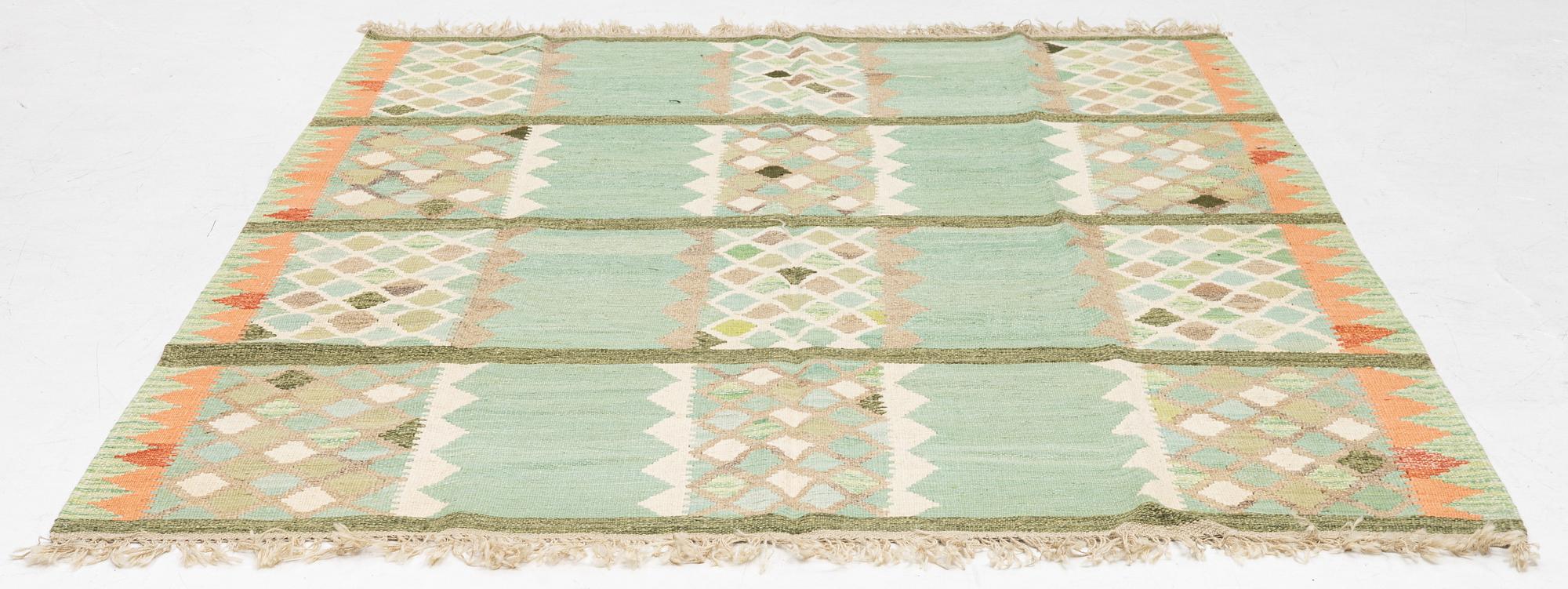A Kelim carpet, c. 268 x 202 cm.
