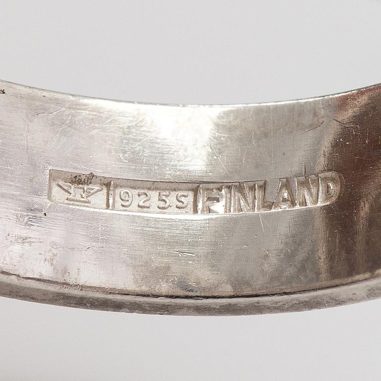 Elis Kauppi, Ring "Fjällbäck", sterlingsilver och bergskristall. Kupittaan kulta, Åbo.