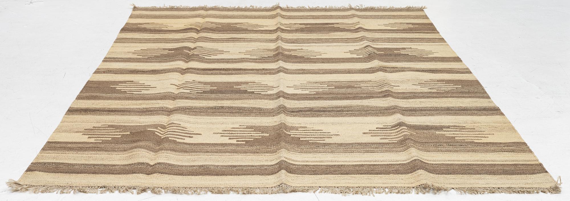 A persian kilim carpet, c. 293 x 195 cm.