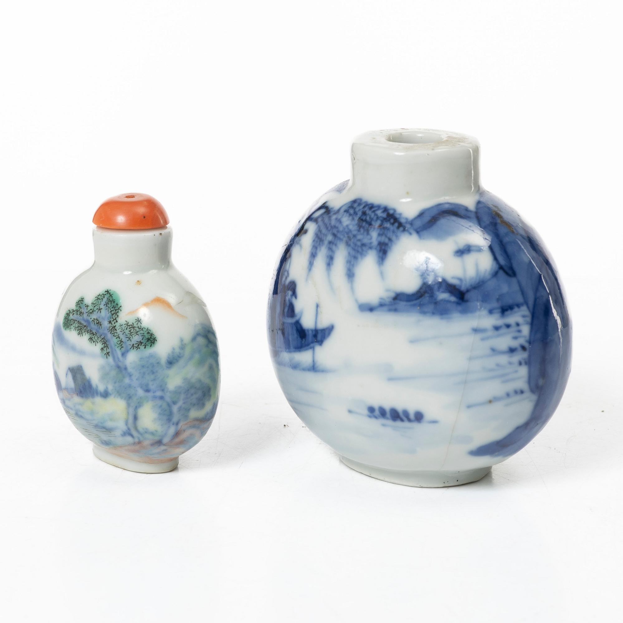 Snusflaskor, två stycken, porslin, Kina, sen Qingdynasti/1900-tal.