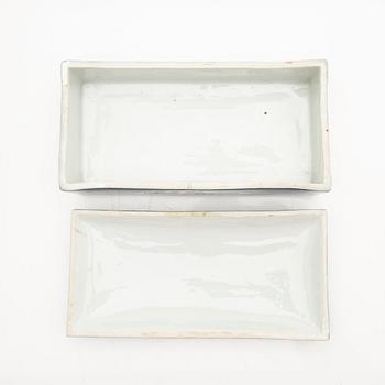 A lot comprising 3 pieces of porcelain, China, Qing dynasty, late 19th/20th century.