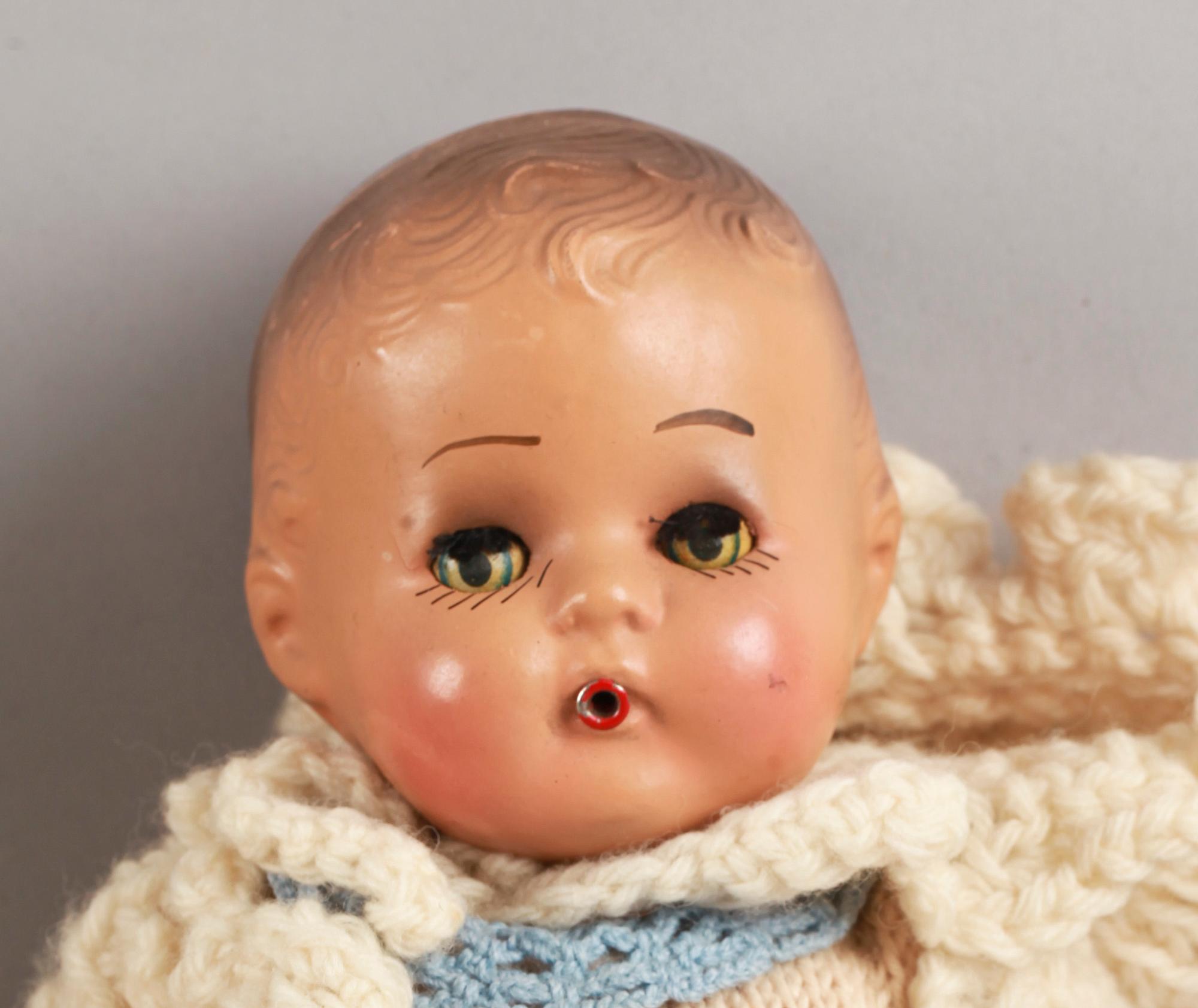 DOCKOR, 2 st. Kämmer & Reinhardt mm. Kläder medföljer. Culluloid mm. Sekelskiftet 1800/1900.