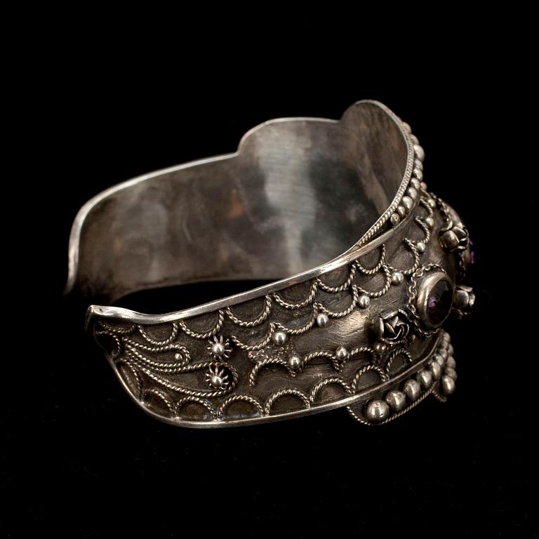 ARMRING, silver samt fasettslipade ametister. 1900-talets hälft. Vikt 37,5 g.