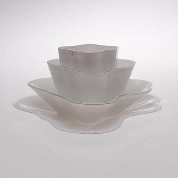 ALVAR AALTO, GLASS SCULPTURE, 4 PIECES. The Aalto Flower. Signed Alvar Aalto, the lower dish numbered 19/1986. Iittala.
