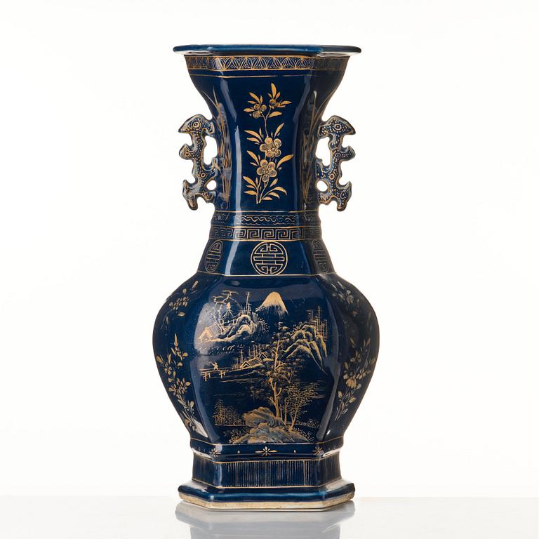 A blue vase, Qing dynasty, 19th Century.