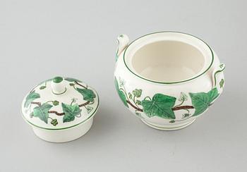 22 pieces of "Napoleon Ivy" in earthenware, made by Wedgewood, 20th century.