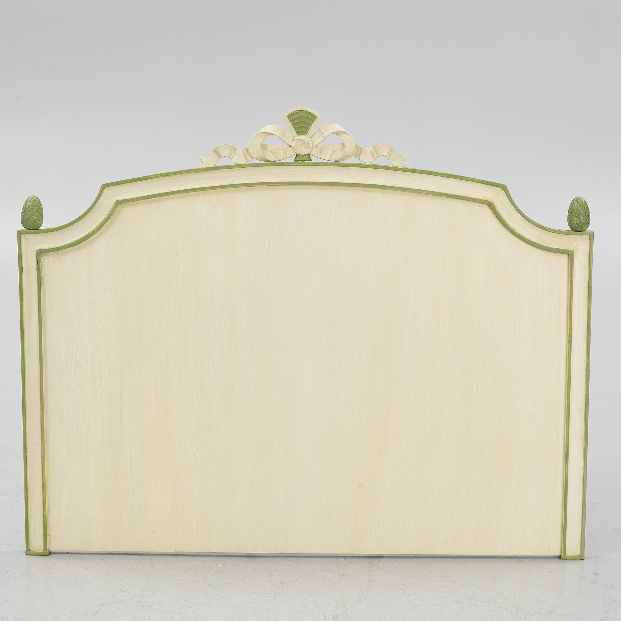 Sovrumsmöblemang, 4 delar, gustaviansk stil, sent 1900-tal.