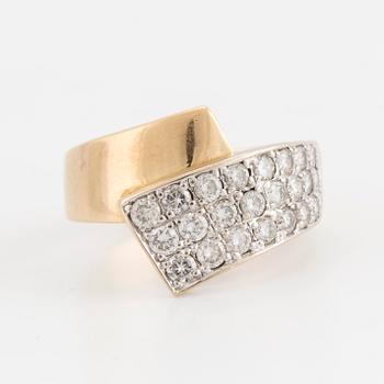 A brilliant cut diamond ring. Total carat weight of diamonds 1,00ct according to inscription.