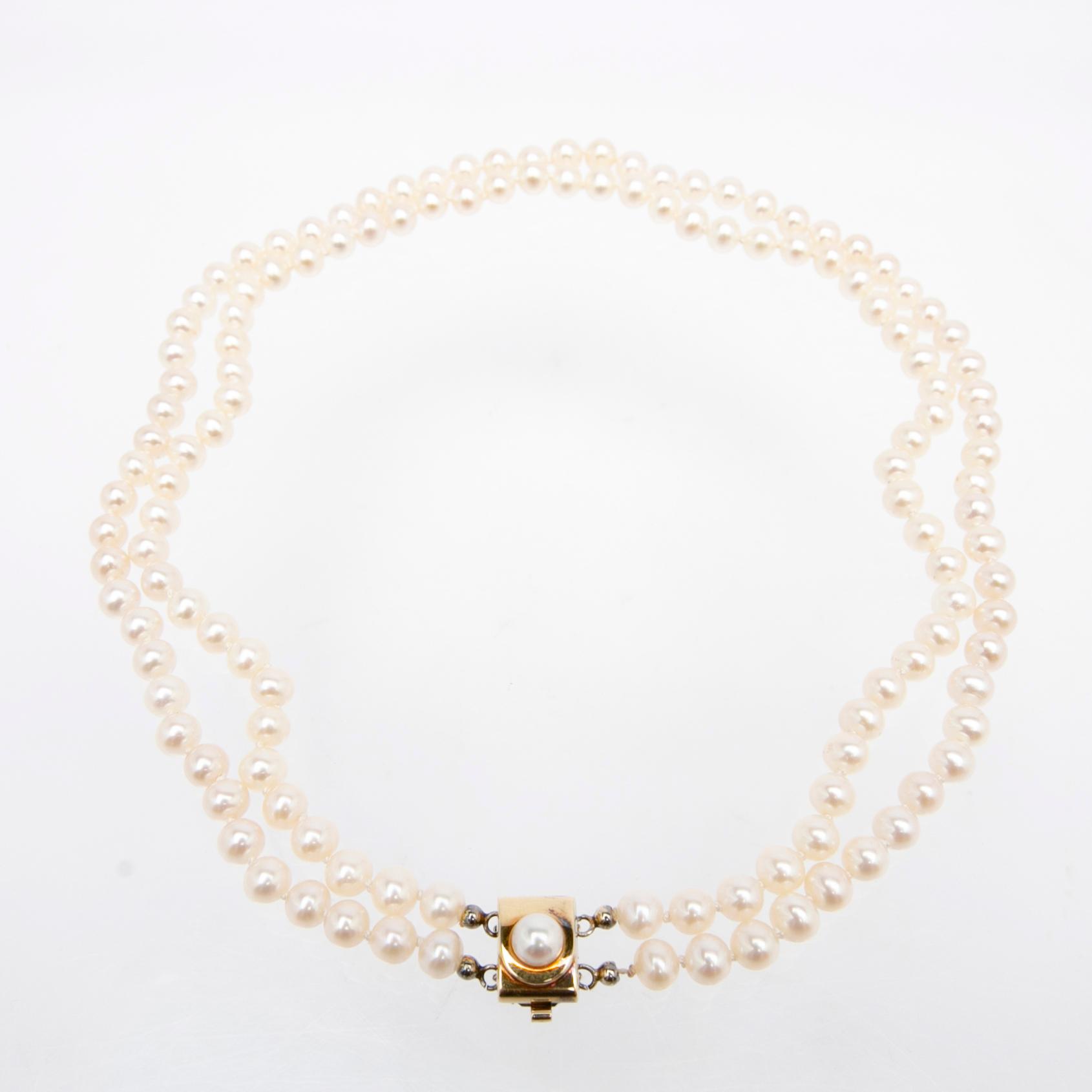 Necklace, freshwater pearls with a clasp in 18K gold.