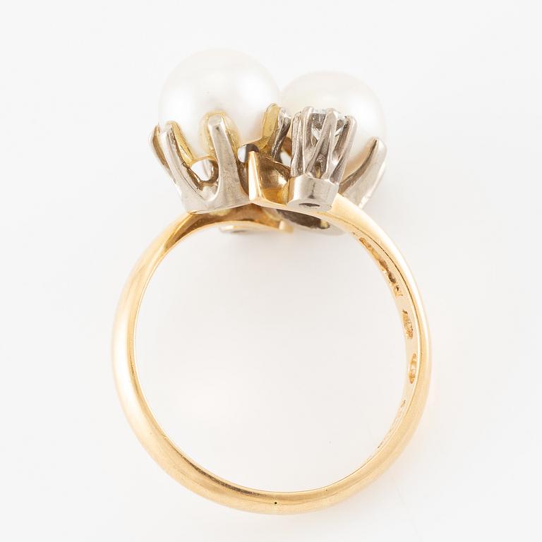Ring in 18K gold with a cultured pearl and round brilliant-cut diamonds.