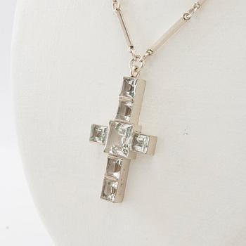 Wiwen Nilsson, Collier av silver och fasetterade bergkristaller i form av ett kors, Lund 1937.