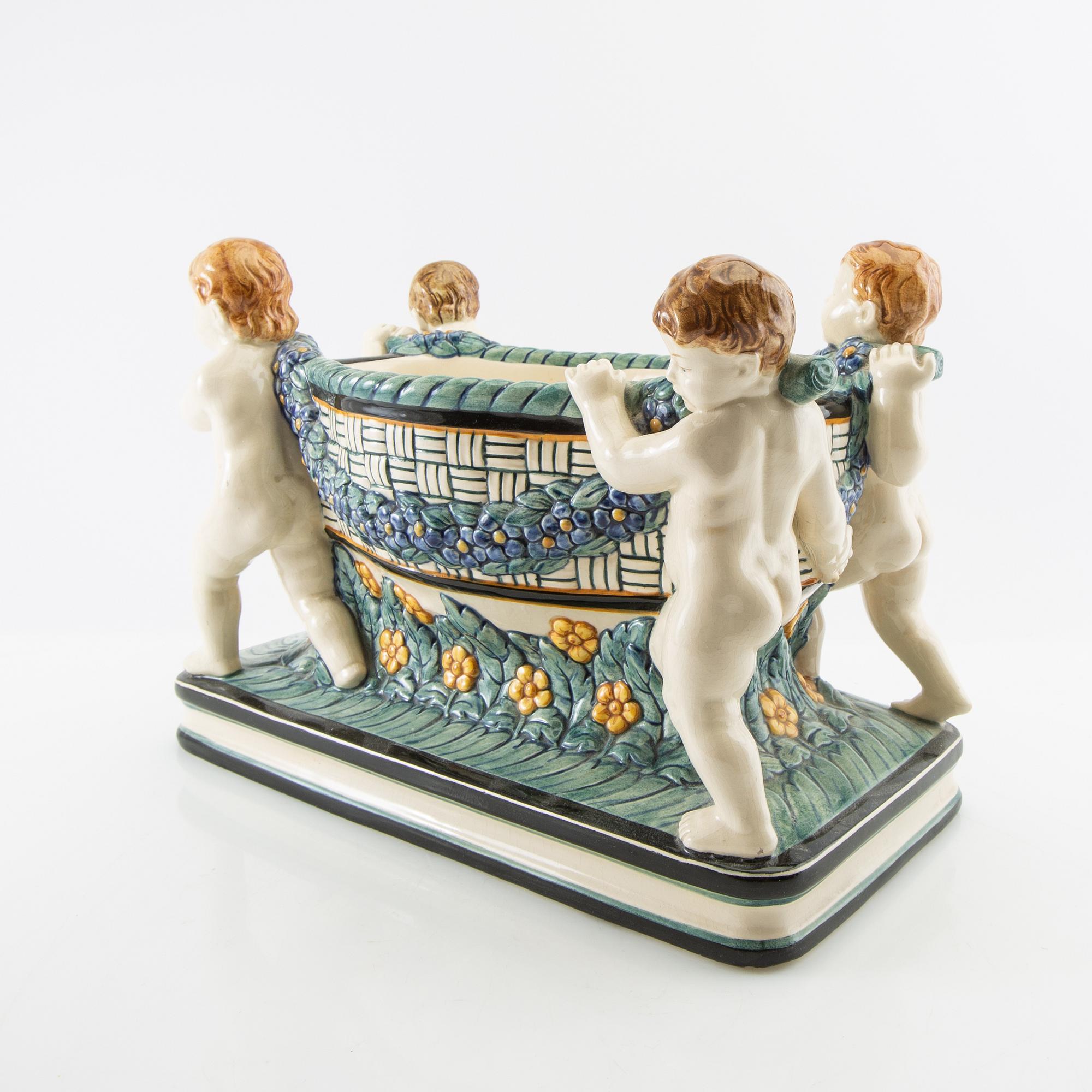 Wilhelm Süss jardinère för  Karslruhe Staatliche Majolika-Manufaktur AG 1900-talets första hälft.