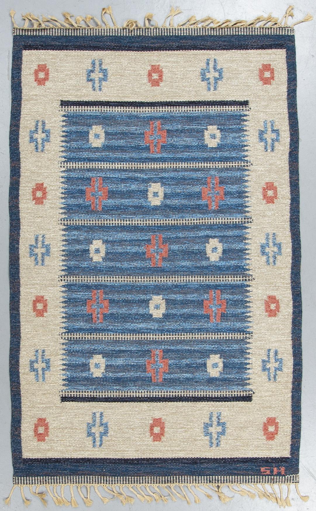 A carpet, flat weave, ca 199 x 122,5-125,5 cm, signed S.H. (possibly Svensk Hemslöjd).