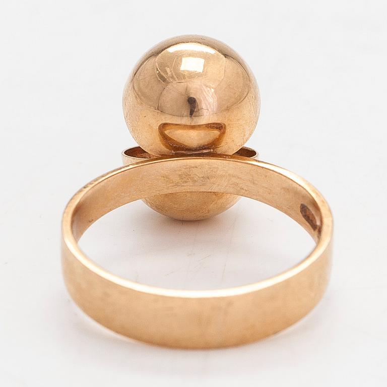 Olli Auvinen, ring and earrings, 14K gold and cultured pearls. Westerback, Helsinki 1967 and 1968.