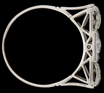 RING, ädelmetall med mestadels gammalslipade diamanter. 1900-talets första hälft. Vikt 5,3g.