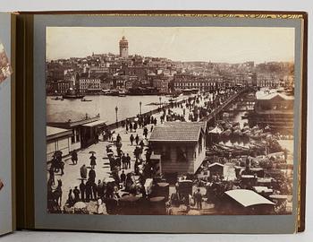 FOTOALBUM,   MEDELHAVSKRYSSNING 1905-06 MED KORVETTEN FREJA.