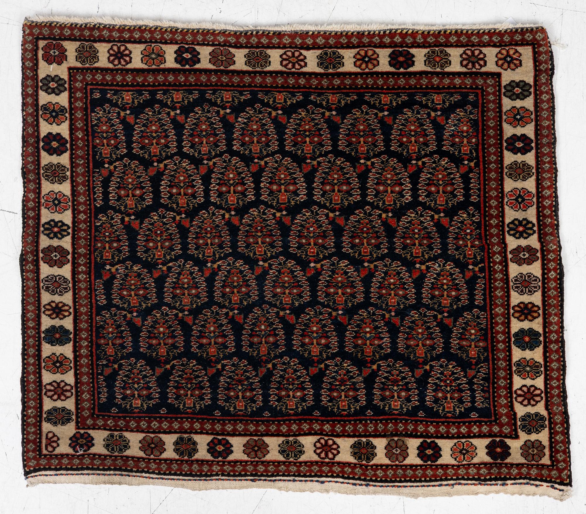 Matta/Kudde. Afshar ca 77 x 66 cm.