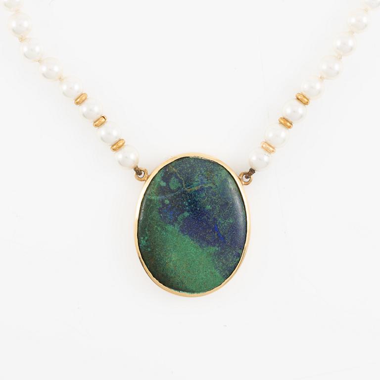 Pearl necklace, cultured pearls with a pendant in gold, probably azurite-malachite.