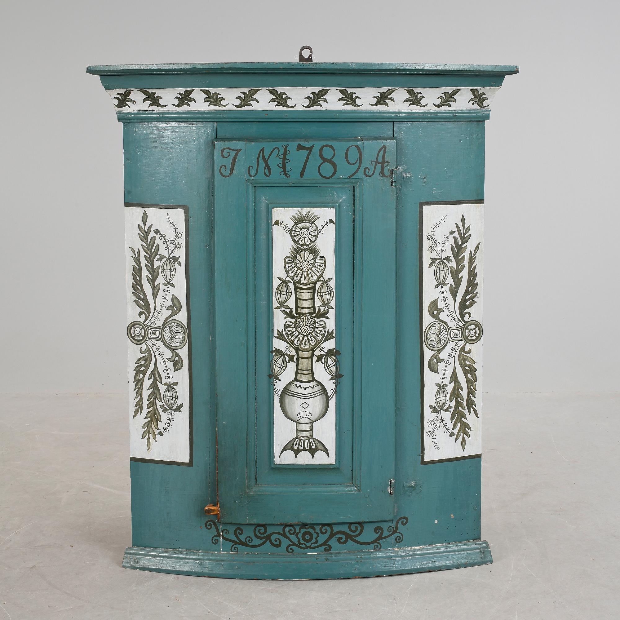 HÖRNHÄNGSKÅP, allmoge, 1800-tal.