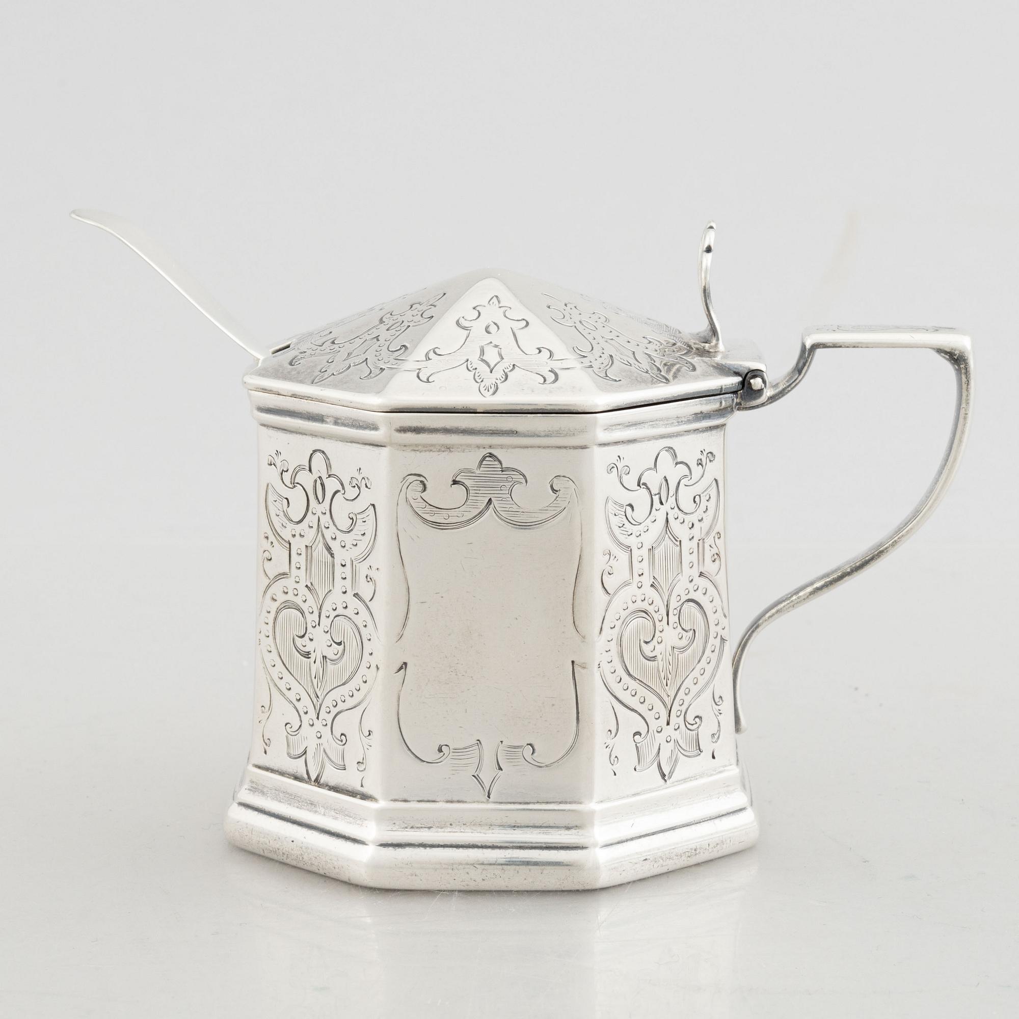 A silver mustard pot with blue glass and a spoon, Joseph I & Joseph II Angel, London 1849.