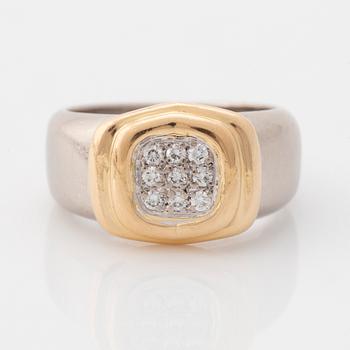 Ring 18K guld och vitguld med runda briljantslipade diamanter.